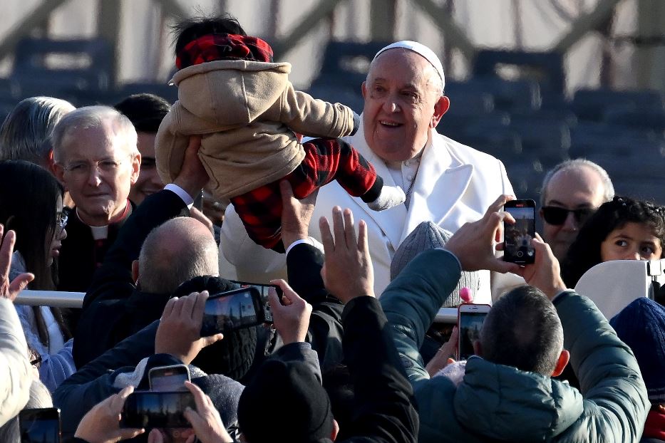 Il Papa tra i fedeli in Piazza san Pietro