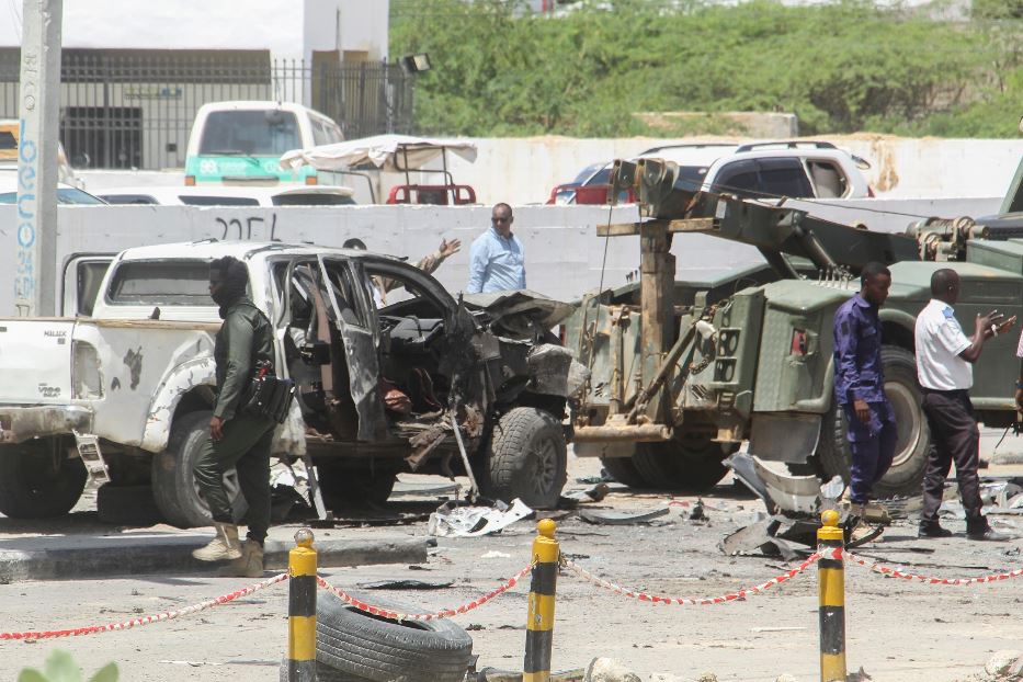 Controlli nell'aeroporto di Mogadiscio dopo un attentato