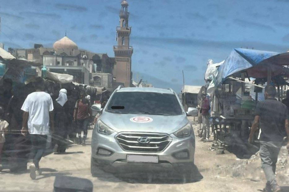 Il Suv di Emergency a Gaza fotografato dall'interno dell'altro Suv con cui si sposta la Ong: sempre due vetture per ragioni di sicurezza