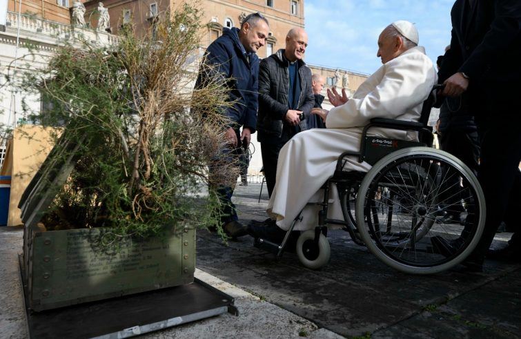 La cassa di munizioni russe trasformata in fioriera consegnata al Papa dal gruppo "Frontiere di pace"