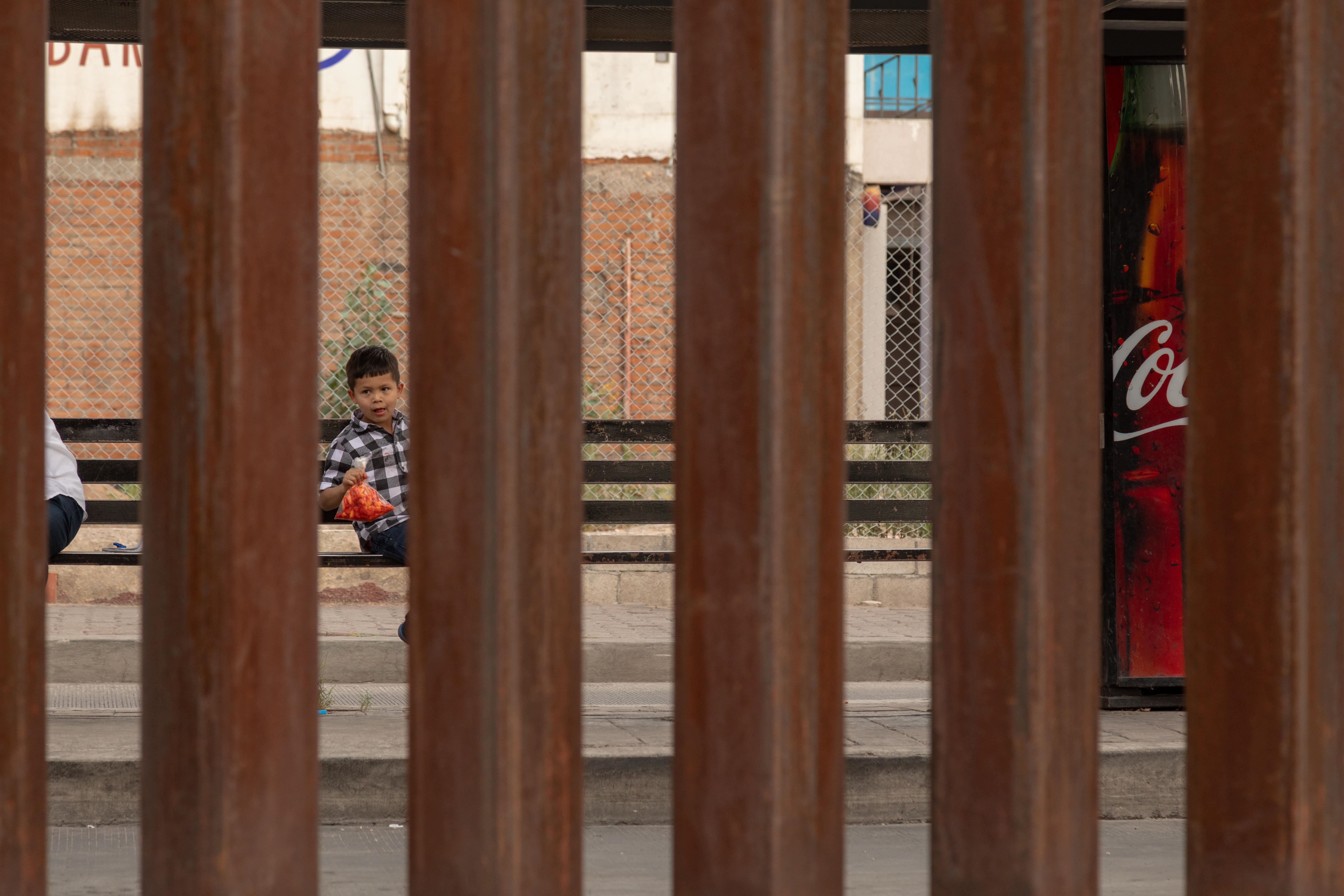 Il “muro” a Nogales che divide il Messico dagli Stati Uniti: nella città di frontiera monta la paura dopo l’elezione di Trump