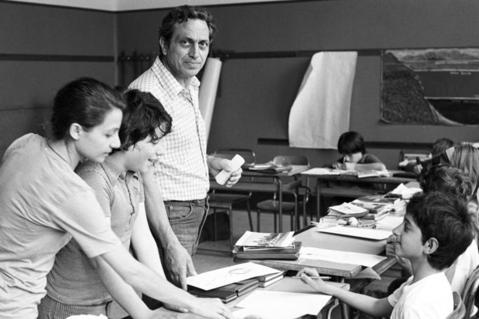 Il maestro Alberto Manzi con gli alunni di una classe delle scuole elementari