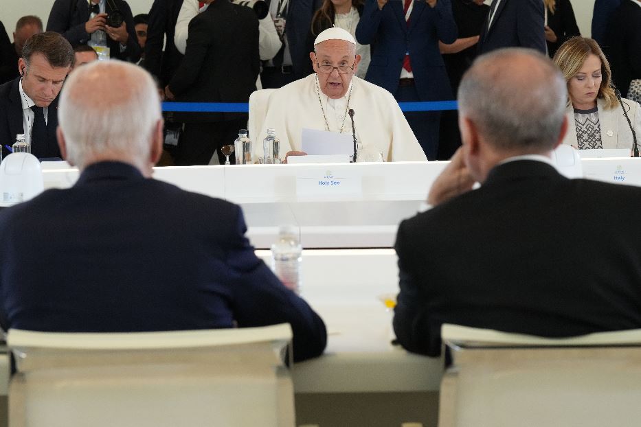 Il Papa seduto tra i leader al G7