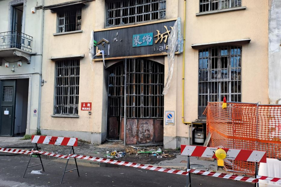 L'emporio cinese in via Cantoni divorato dalle fiamme