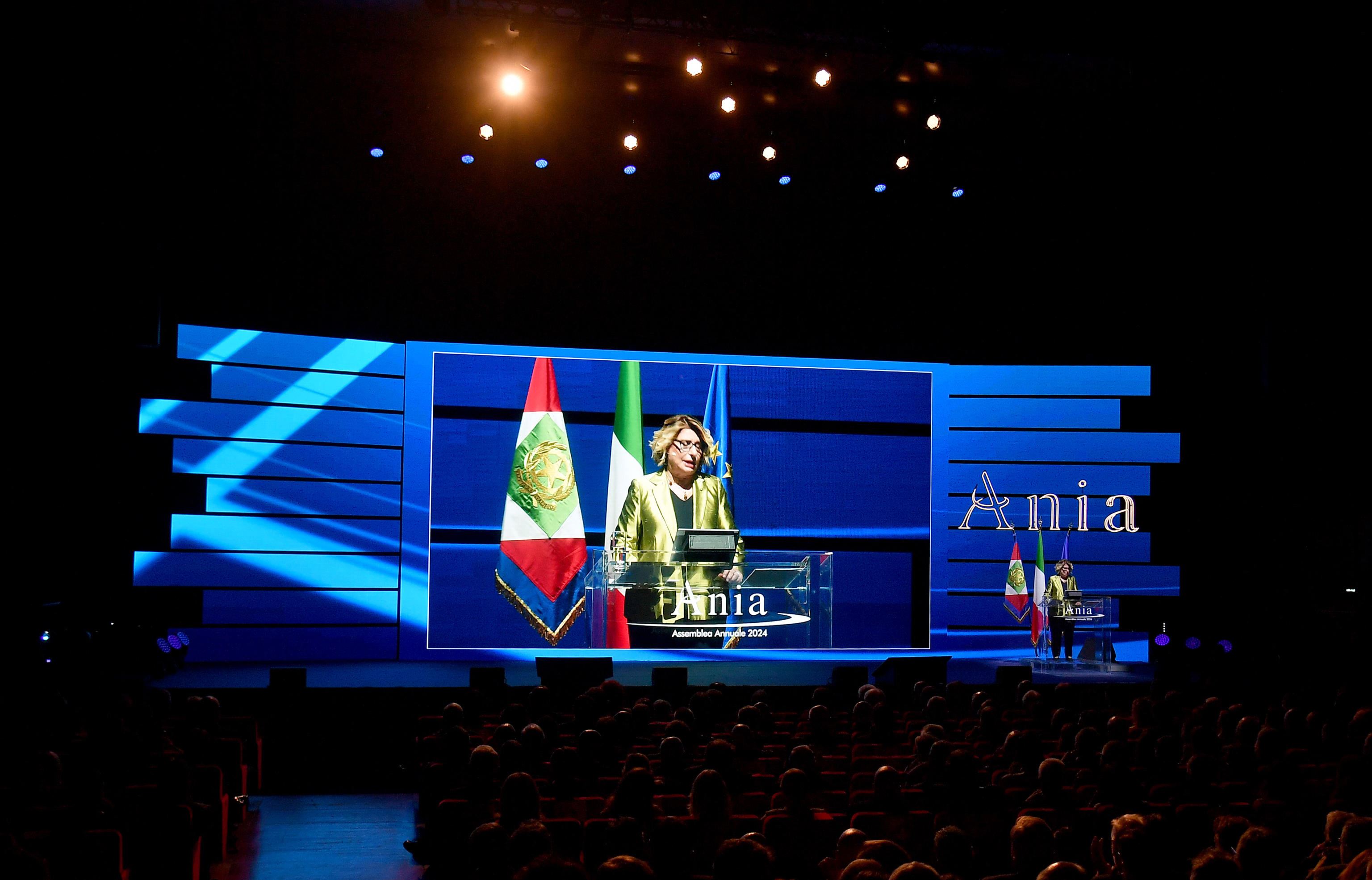 La presidente dell'Ania Maria Bianca Farina legge la Relazione annuale