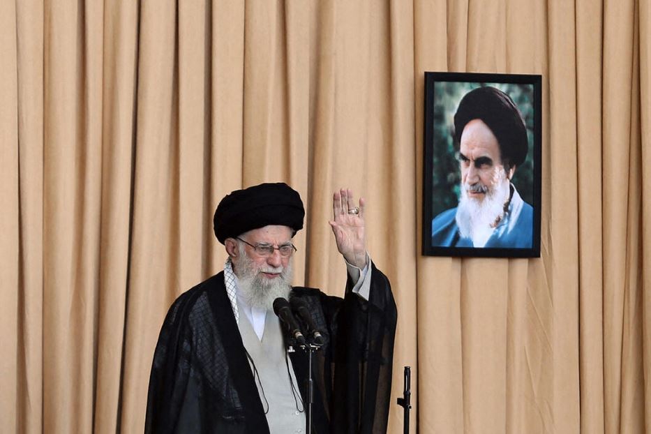 Raid su Beirut, nel mirino successore di Nasrallah. Khamenei: colpiremo ancora