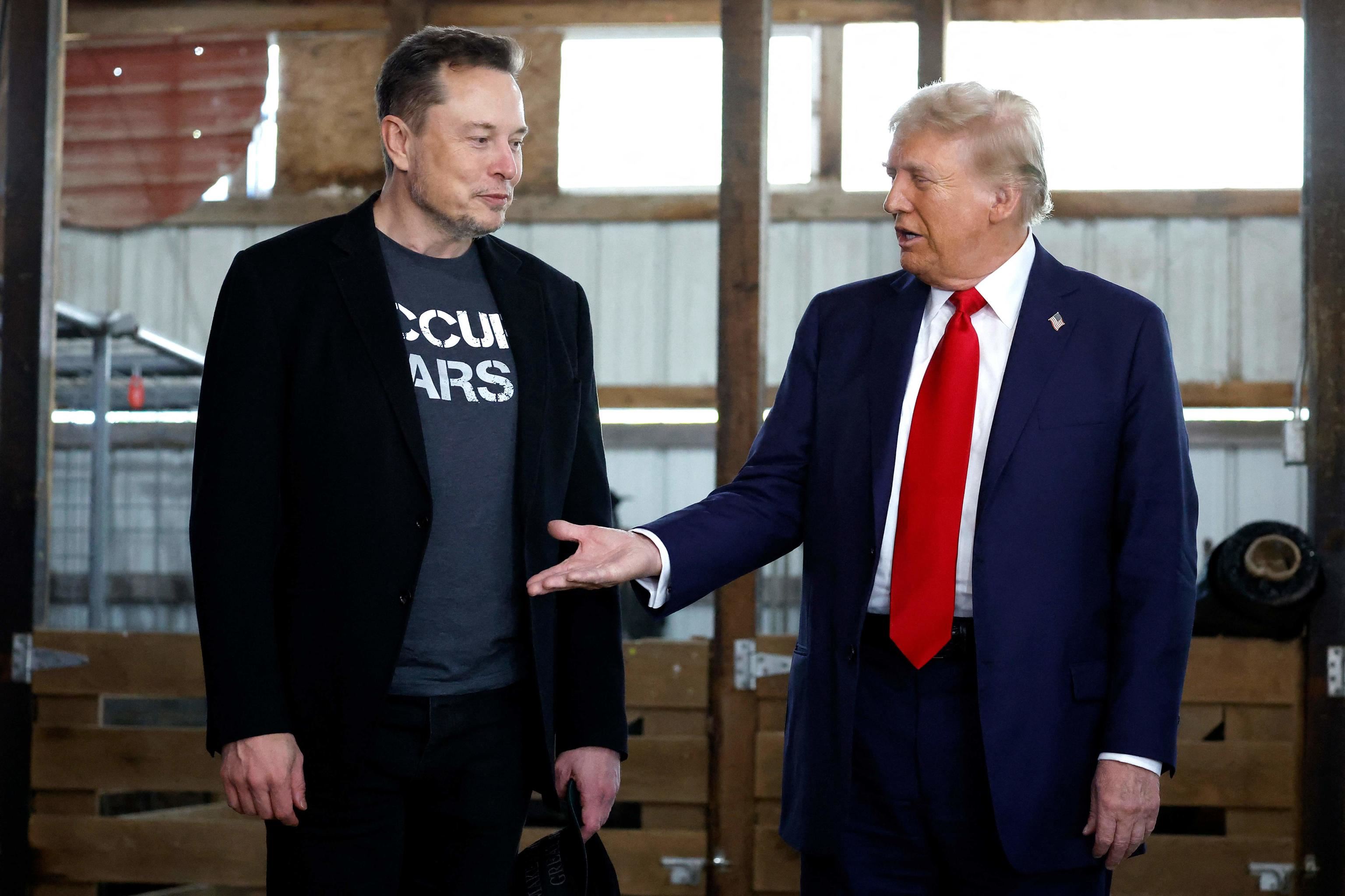 Donald Trump ed Elon Musk ripresi insieme prima di un comizio elettorale in Pennsylvania