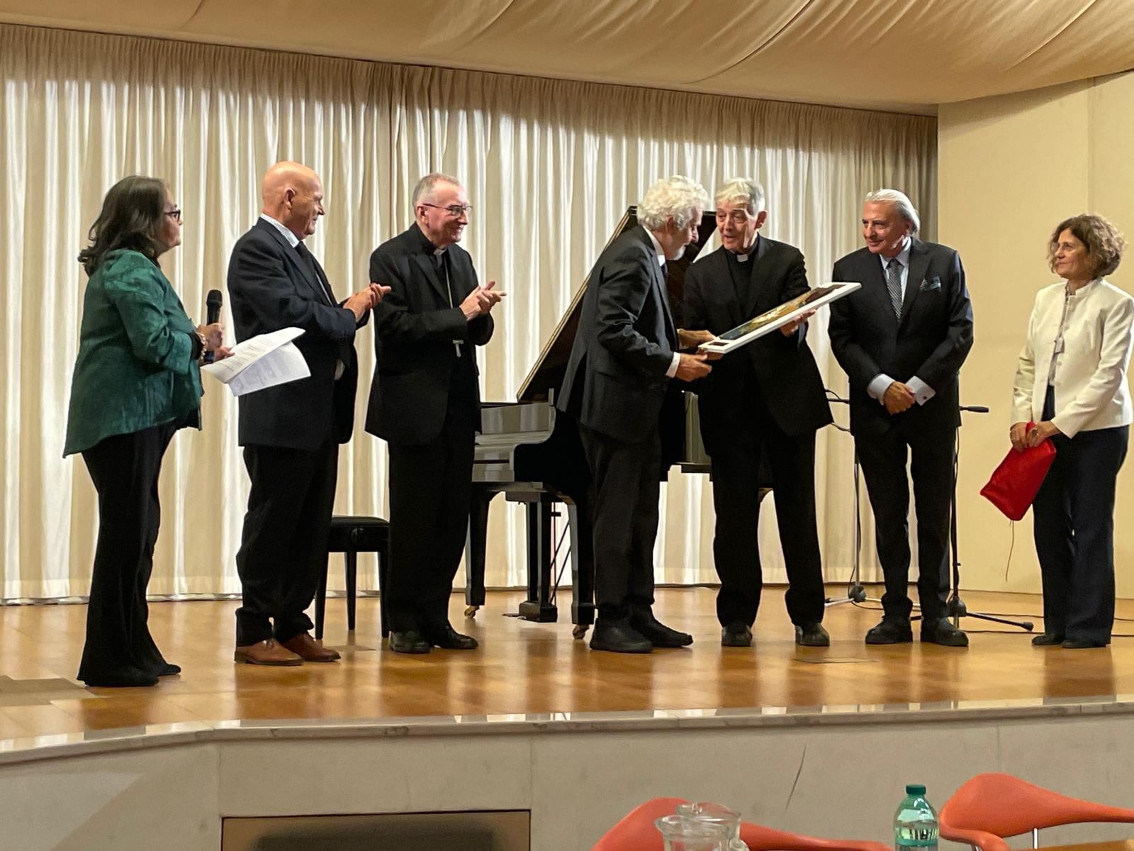 Il premio Oscar Nicola Piovani riceve il premio Cardinale Silvestrini per la pace dal cardinale Edoardo Menichelli, presente il cardinale segretario di Stato Pietro Parolin