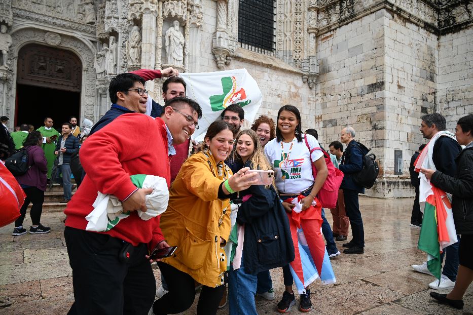 Selfie di gruppo di giovani alla Gmg di Lisbona del 2023