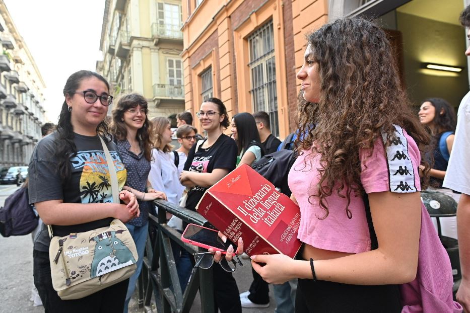 Studenti davanti al Liceo d'Azeglio di Torino alla prima prova dell'esame di maturità