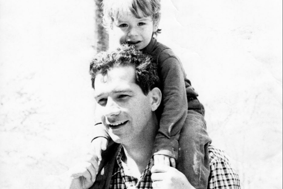 Maresca, 1971: Carlo Casini in versione papà, sulle spalle Francesco, uno dei figli