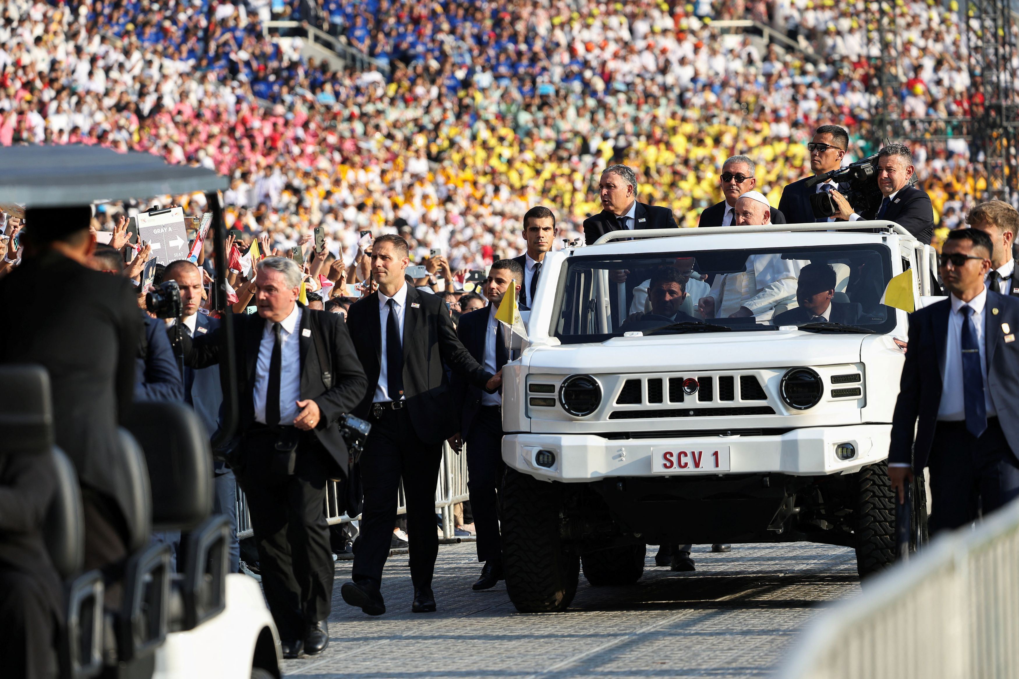 Messa allo stadio con 100mila fedeli: «Predicate il Vangelo e fate chiasso»