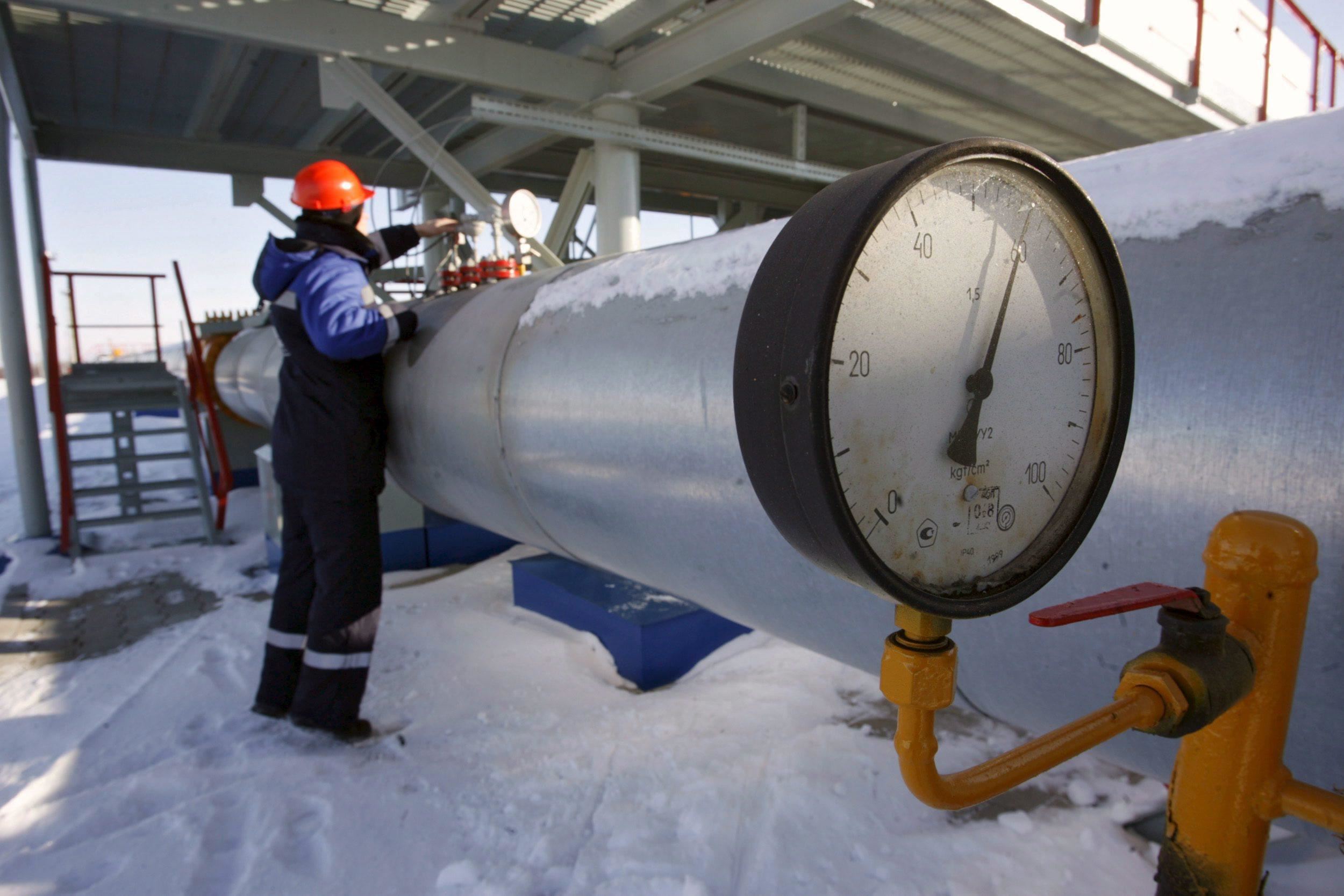 Un addetto di Gazprom al lavoro nella stazione di Suzha, in un territorio da 4 mesi sotto il controllo delle truppe ucraine