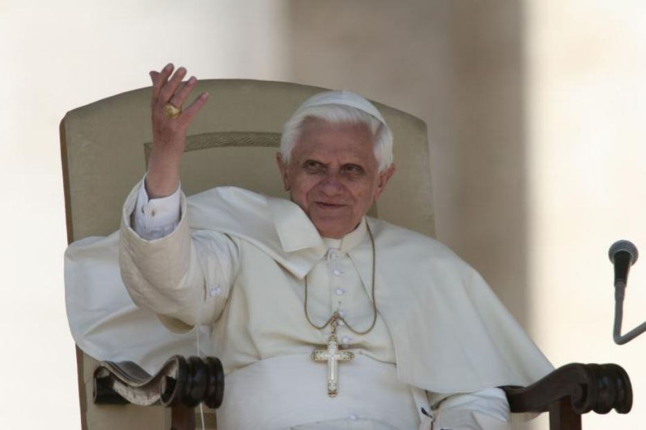 Benedetto XVI durante l'Udienza generale il 12 aprile 2006