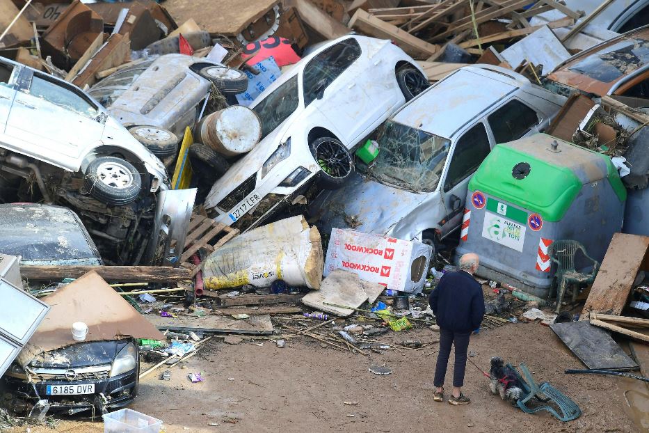 Le auto accartocciate per le strade di Valencia