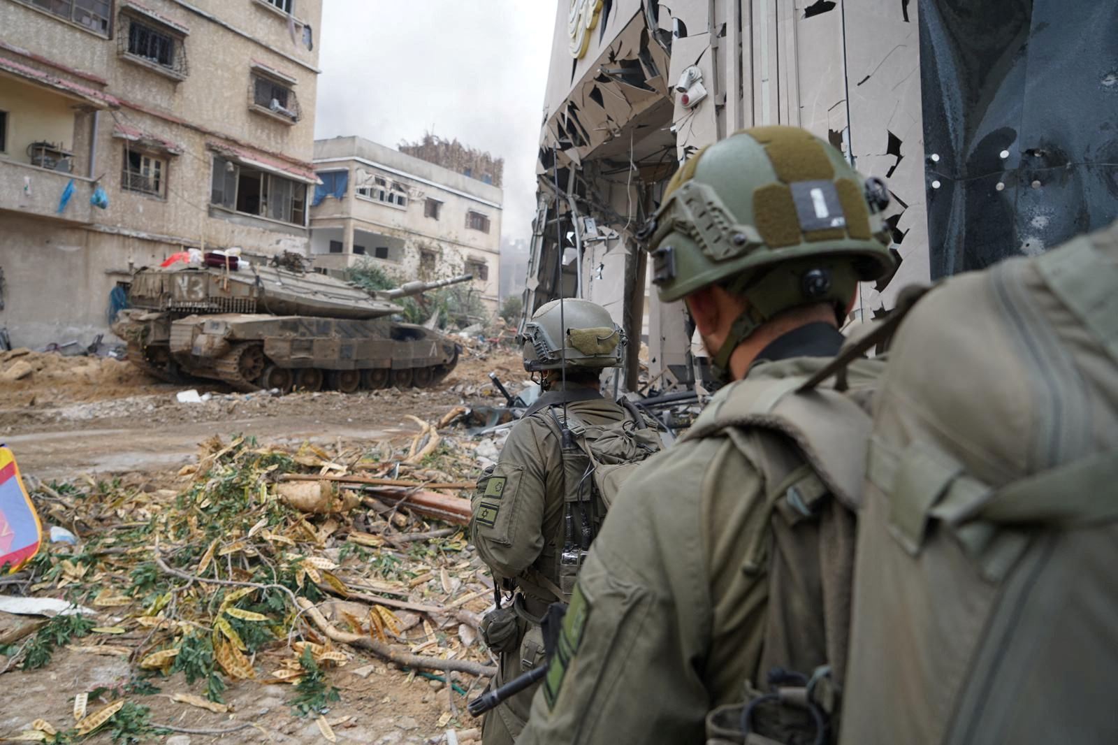 Militari israeliani a Gaza. Quattro mesi di raid hanno pesantemente ridotto il potenziale offensivo del gruppo terrorista Hamas