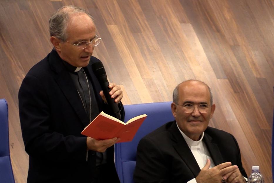 Reggio Calabria, un momento dell'inaugurazione della Scuola biblica paolina. A sinistra l'arcivescovo Morrone, a destra il cardinale Tolentino