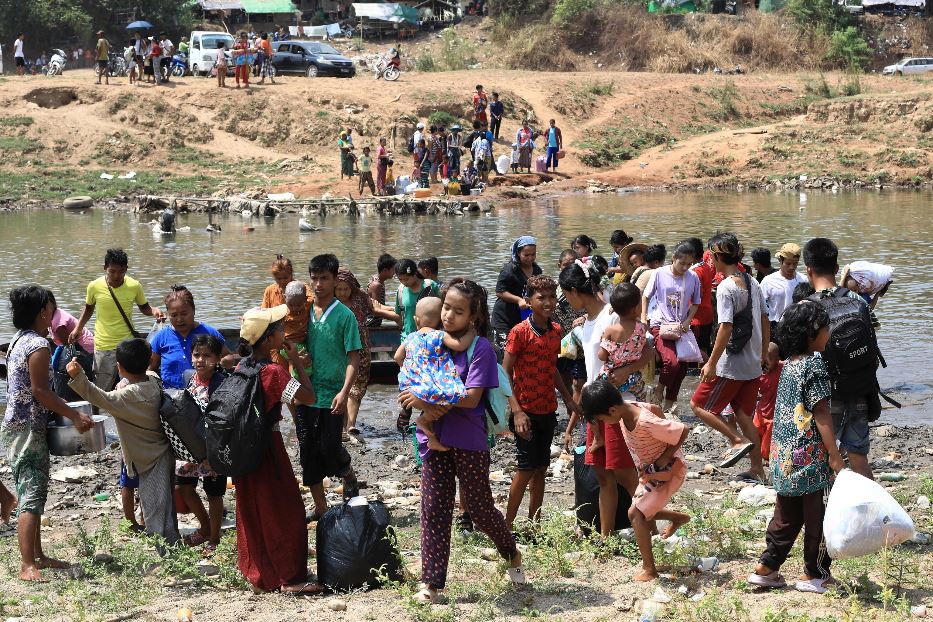 Sfollati birmani in fuga dai combattimenti oltre il confine thailandese