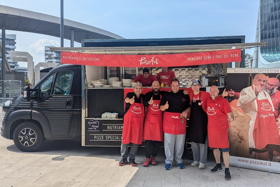 Uno dei foodtruck di PizzAut per dare lavoro a giovani ragazzi con problemi di autismo. Sono due me nei prossimi 4 anni arriveranno a 30 per puntare a 100 in 10 anni