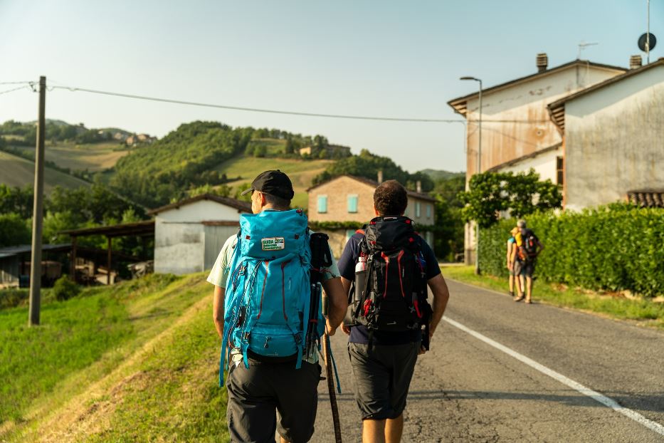 Pellegrini sul tratto emiliano della Via Francigena