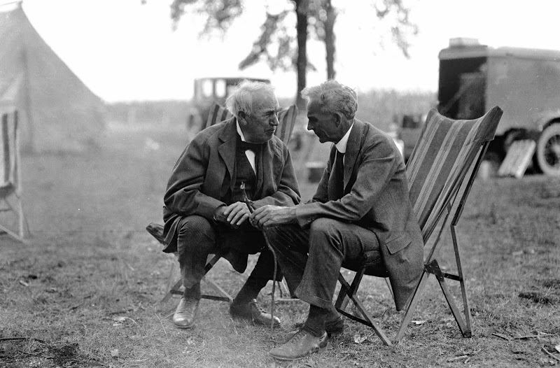 Henry Ford, a destra, a colloquio con Thomas Edison in un’immagine scattata nel 1923 / Ford Motor Company