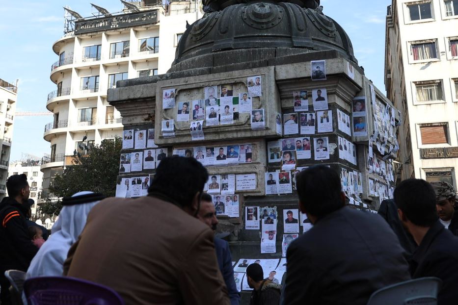 Le fotografie degli “scomparsi di regime” degli Assad sono appese da giorni sul basamento di una colonna in piazza al-Marjeh a Damasco: per le Ong sono quasi 150mila