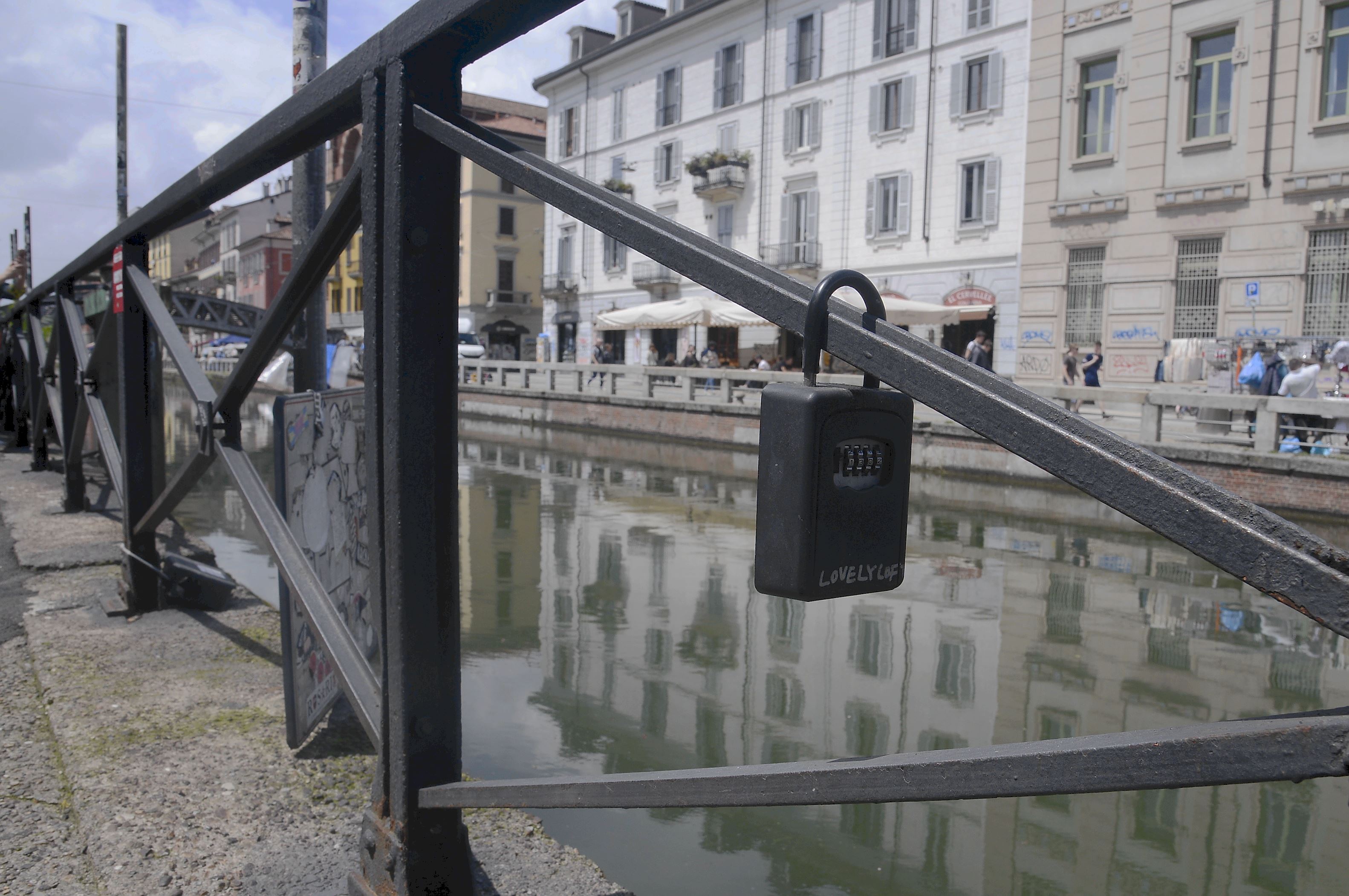 Le keybox invadono anche Milano: lungo i Navigli sono attaccate alle ringhiere