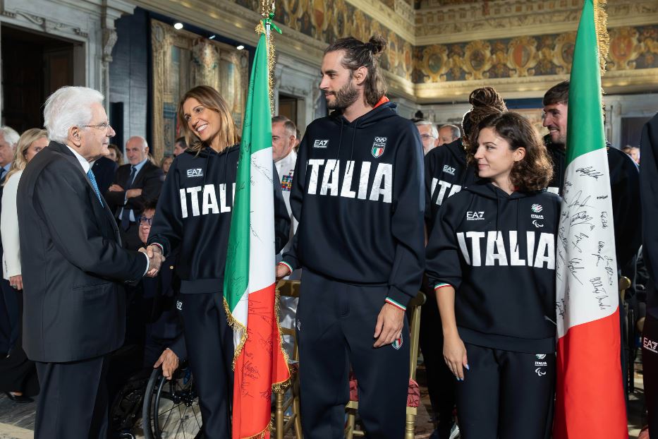 Il Presidente della Repubblica Sergio Mattarella saluta gli alfieri della squadra olimpica, Arianna Errigo e Gianmarco Tamberi, e Ambra Sabatini, alfiere della squadra paralimpica