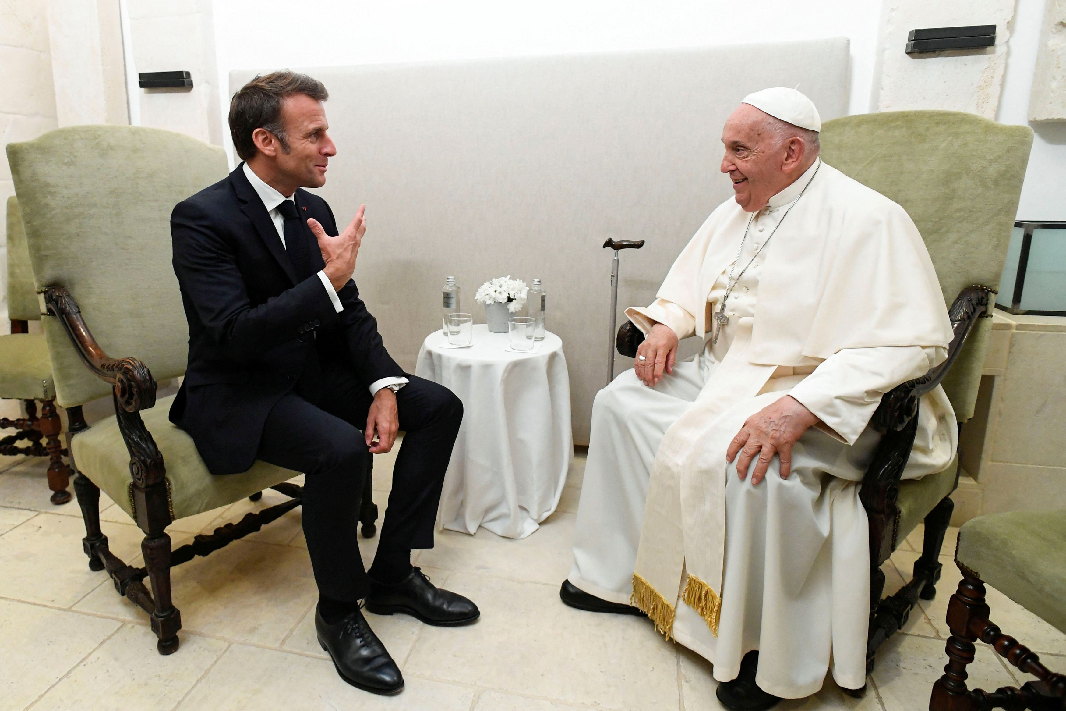 Il Papa a colloquio con Macron al G7