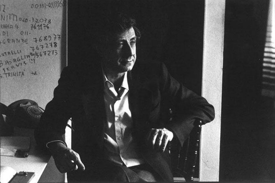 Franco Basaglia ritratto nel suo studio in una foto del 1979