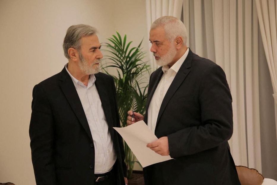 Il capo politico di Hamas, Ismail Haniyeh, e il leader della Jihad islamica Ziyad al-Nakhalaj, discutono a Doha in Qatar prima di consegnare la risposta ai mediatori egiziani e qatarioti