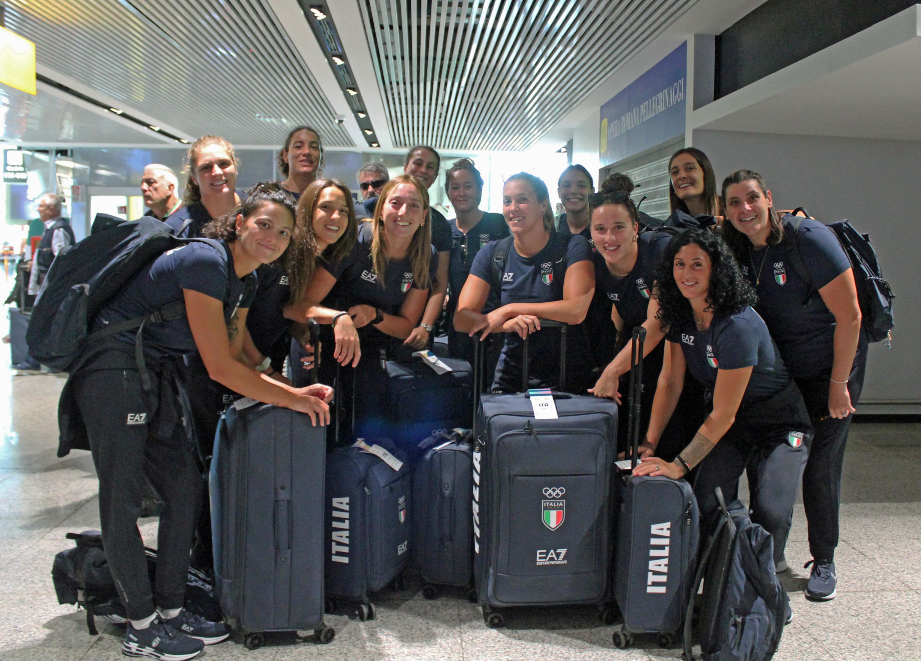 La squadra azzurra femminile di pallanuoto al suo arrivo a Parigi
