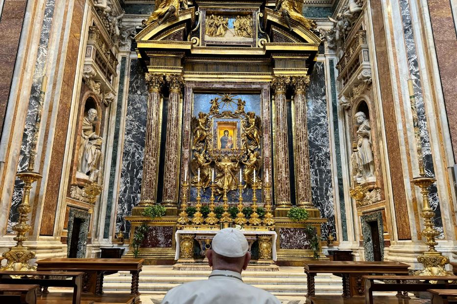 Francesco prega in Santa Maria Maggiore per il viaggio in Asia e Oceania