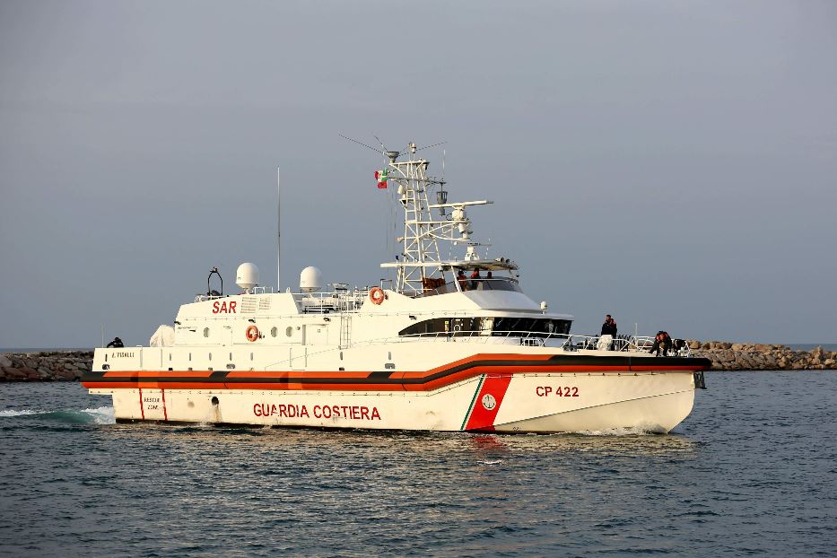 La motovedetta della Guardia Costiera prima di salpare per riportare i migranti a Bari dall'Albania