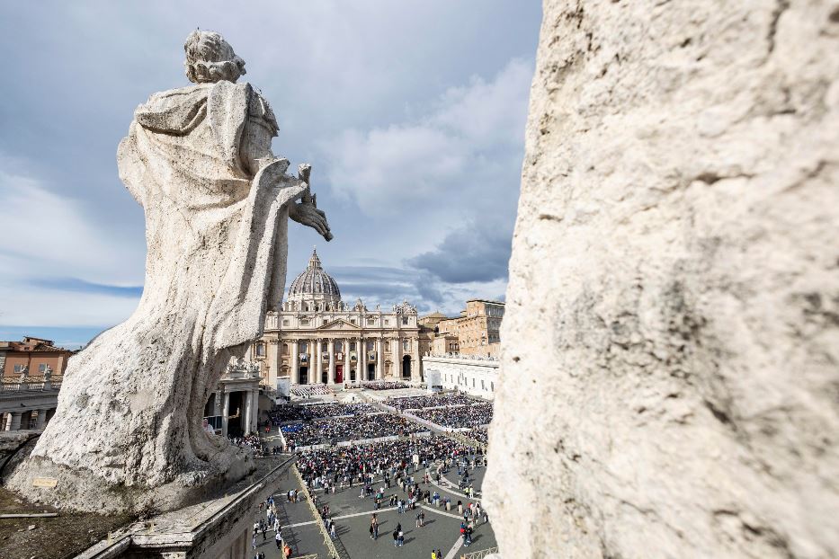 Fedeli in Piazza San Pietro per la canonizzazione di 14 nuovi santi