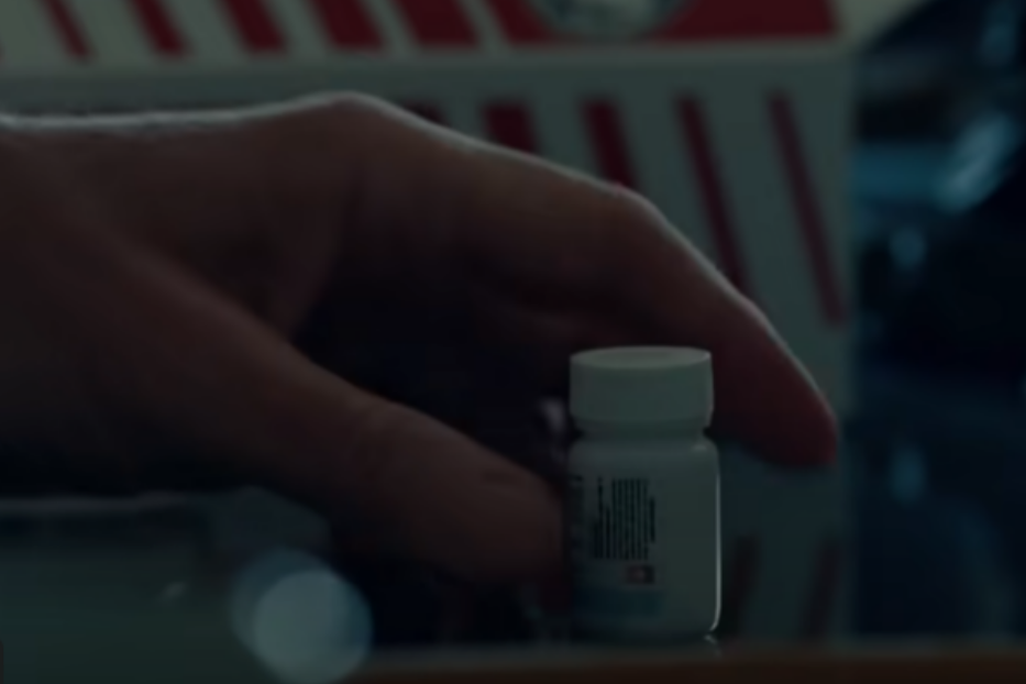 Un fotogramma del trailer di "Dopesick", serie tv che ricostruisce la tragedia dell'OxyContin negli Stati Uniti