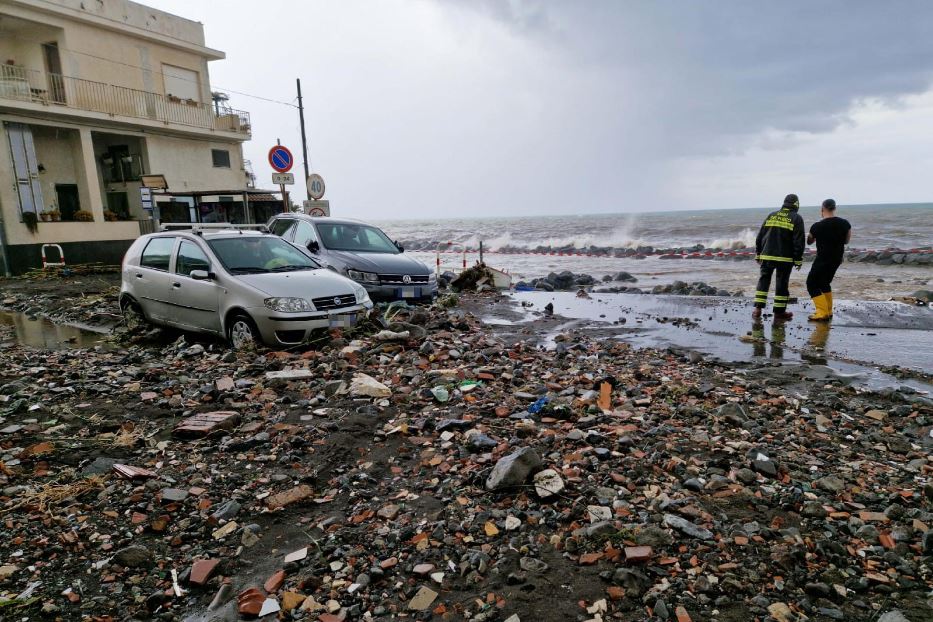 Auto trascinate e strade come fiumi: la Sicilia è finita sott'acqua