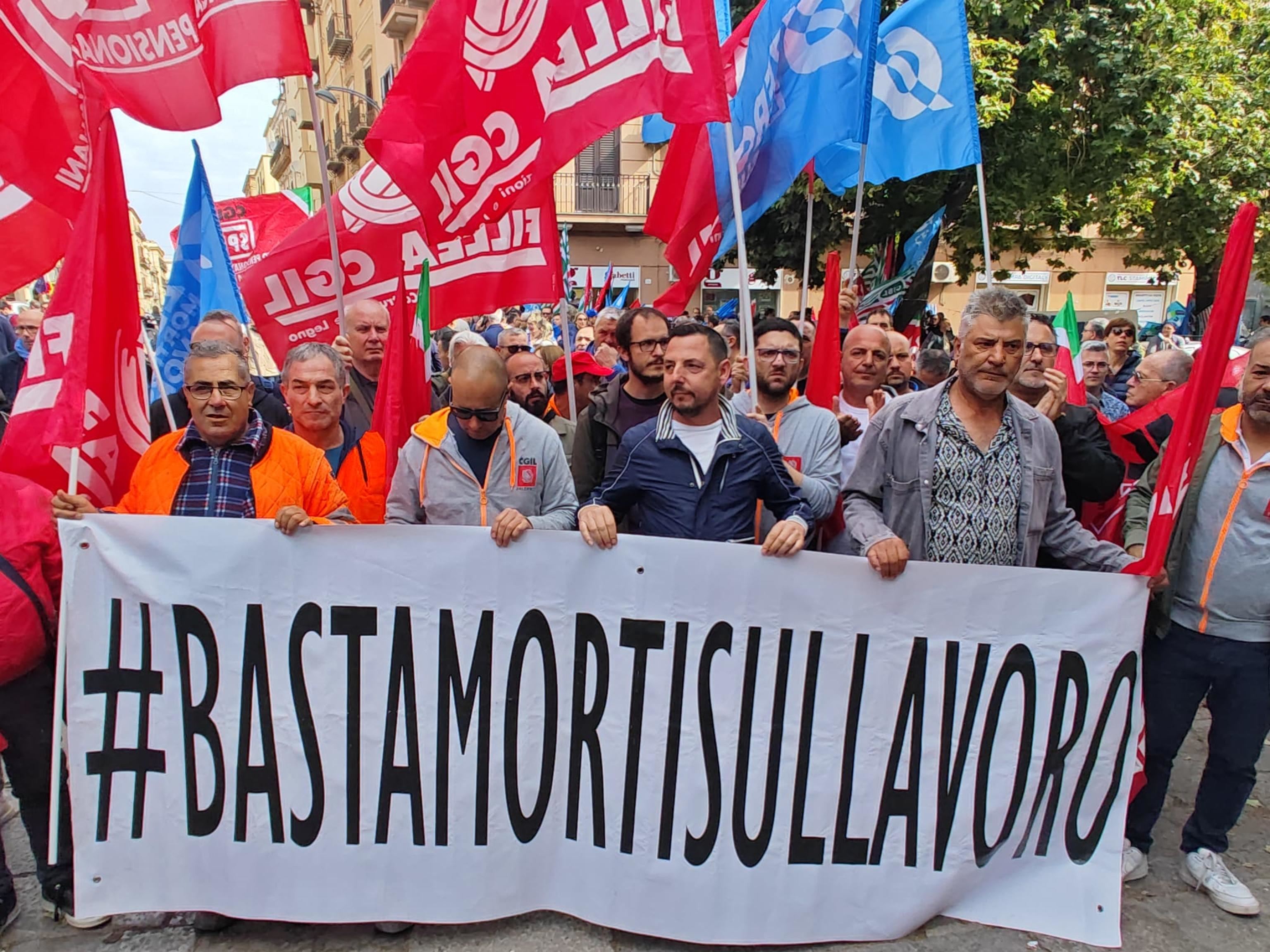 Manifestazione davanti alla prefettura di Palermo dopo la tragedia di Casteldaccia