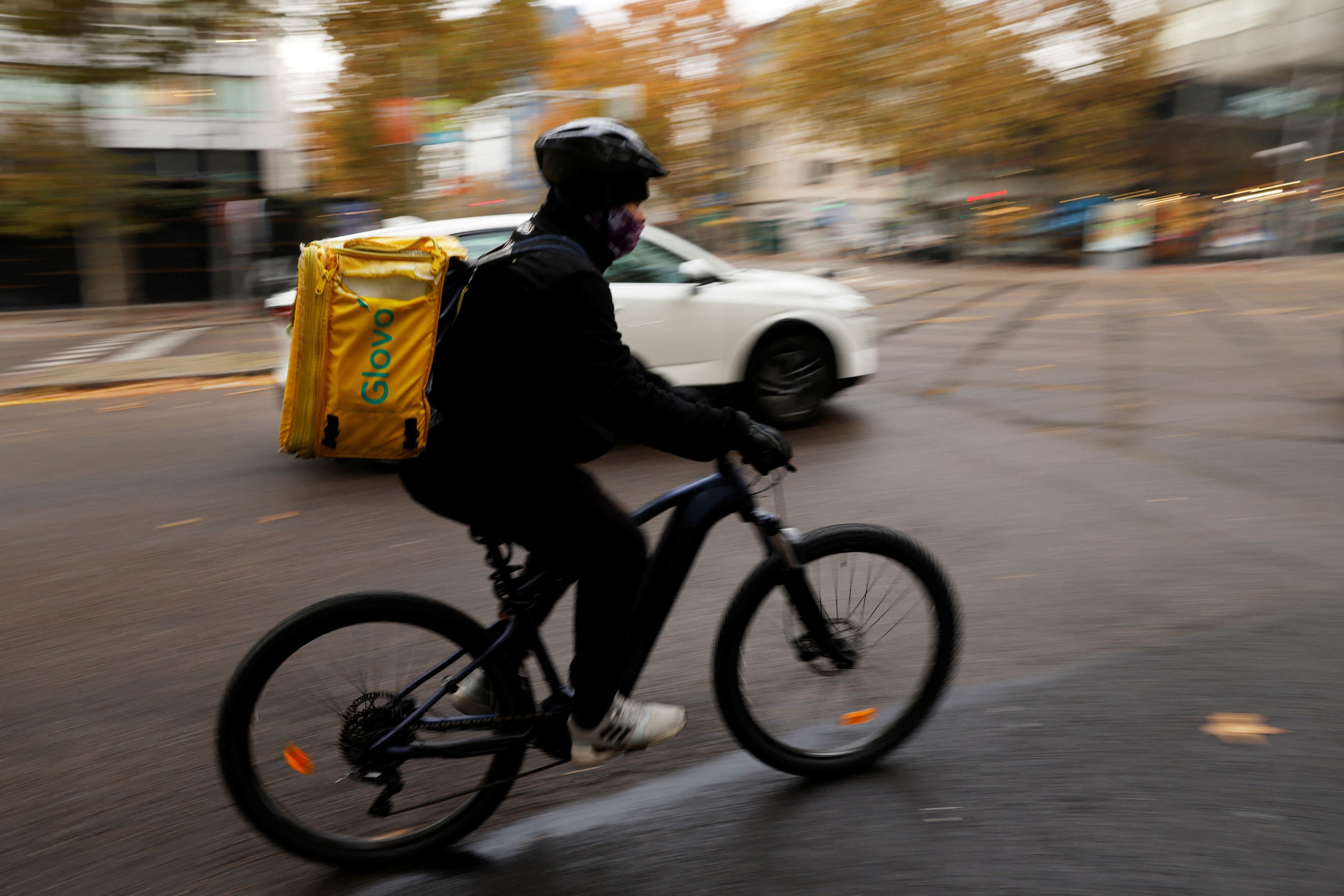 Glovo costretta ad assumere i suoi 15mila rider in Spagna 