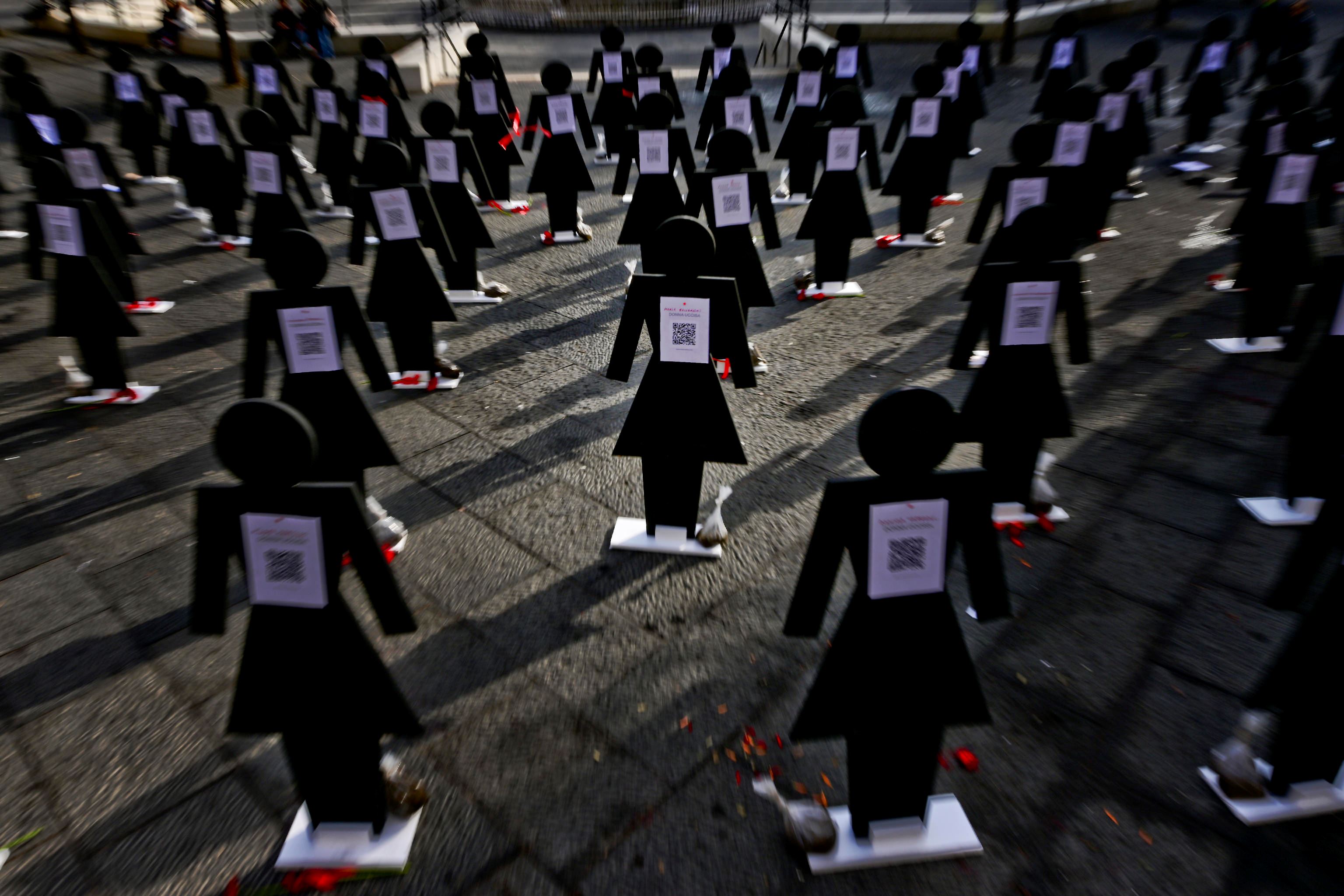 Napoli, sagome nere per ricordare le vittime di femminicidio