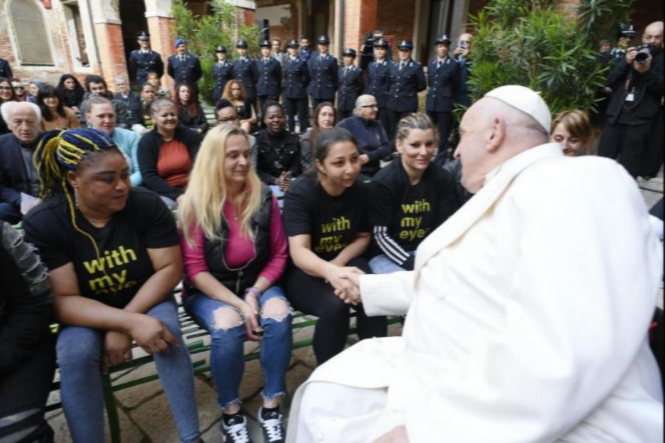 Il Papa lo scorso aprile ha incontrato le detenute nel carcere della Giudecca