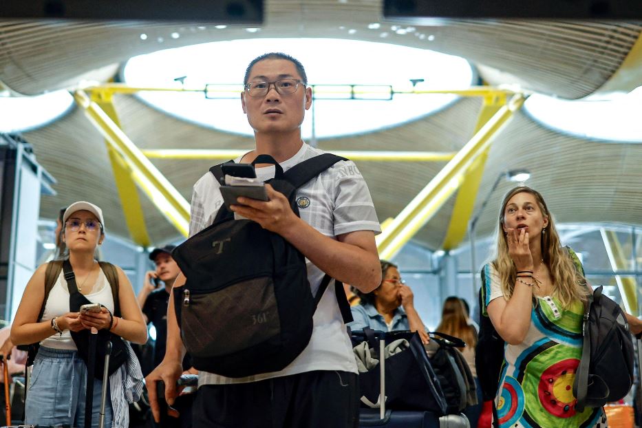 Turisti bloccati dal caos informatico all'aeroporto di Madrid