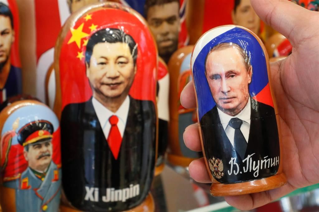 Putin e Xi ritratti su alcune matriosca
