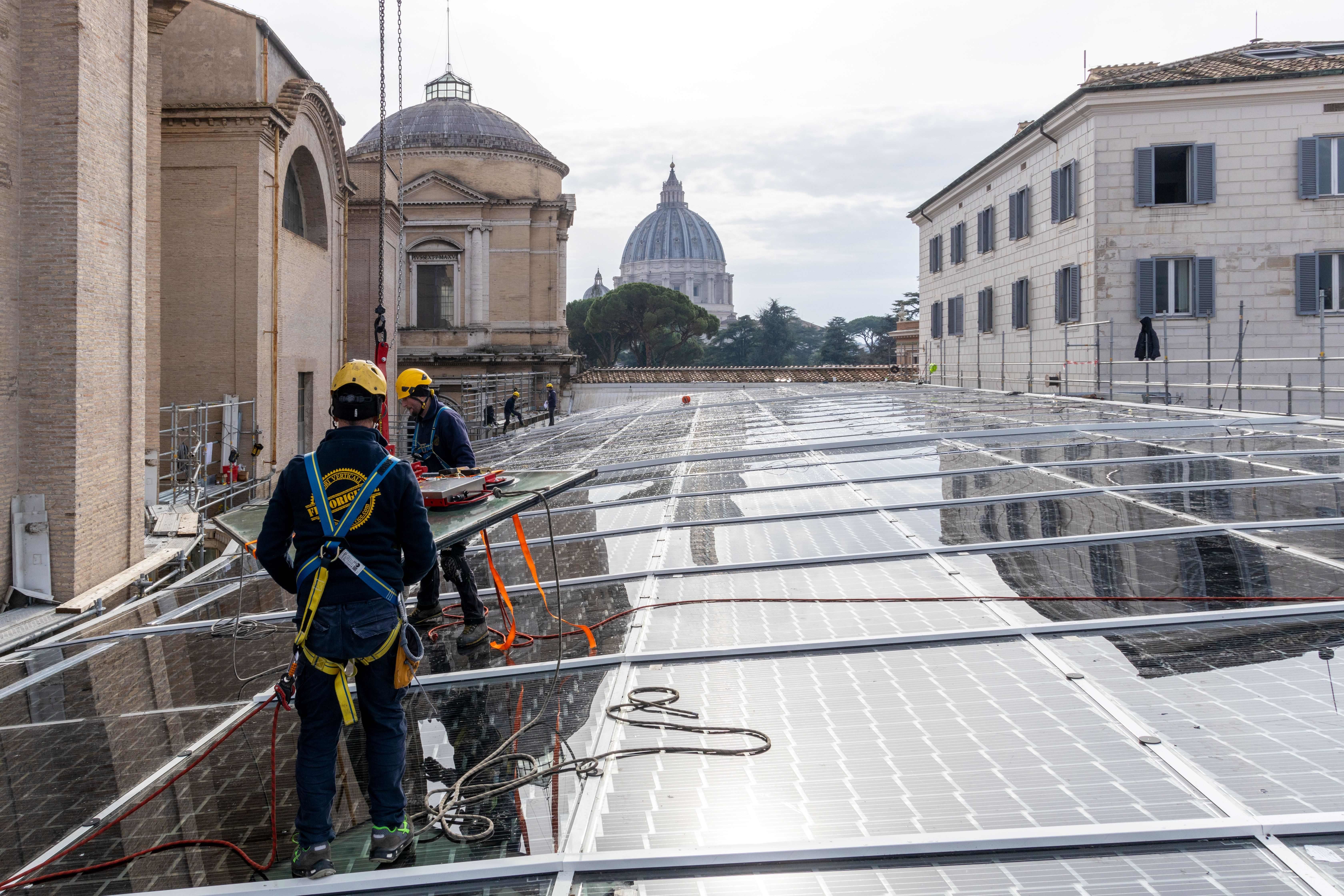 Transizione energetica in Vaticano, tra vetrate solari e colonnine di ricarica