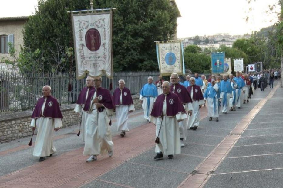 Il pellegrinaggio diocesano dal centro di Assisi alla Basilica di Santa Maria degli Angeli