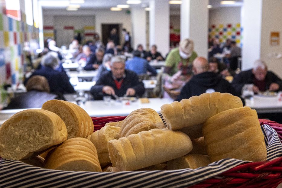 A Como c'è uno scontro sulla solidarietà: «Basta dare colazioni ai senzatetto»