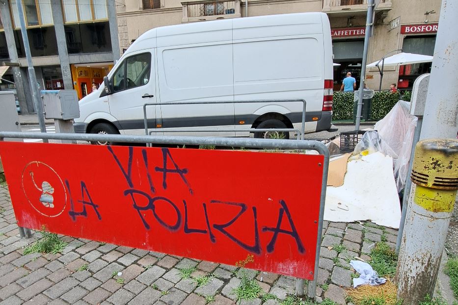 Una scritta anti polizia nel quartiere Barriera di Torino