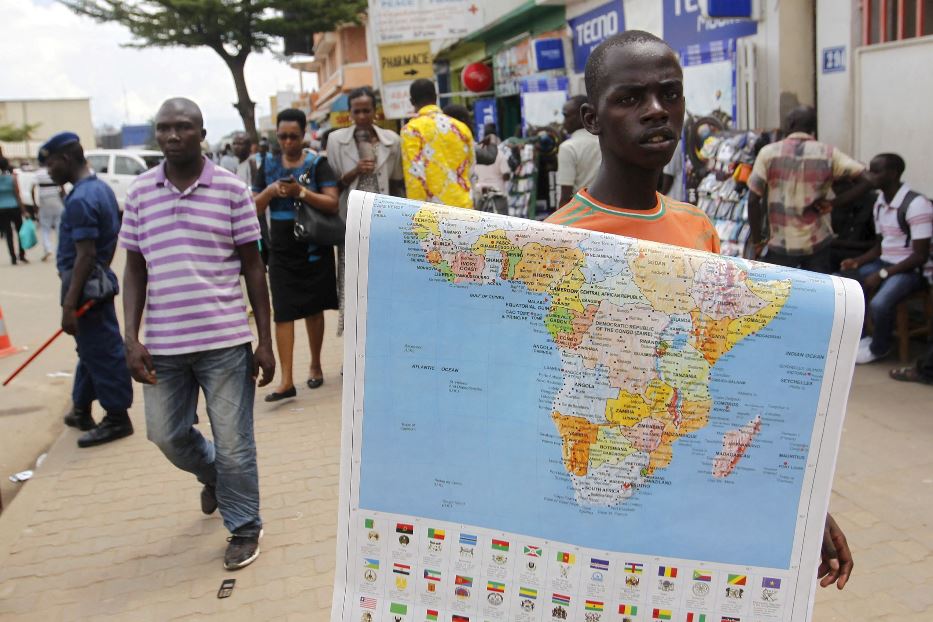 Un venditore di strada propone una cartina dell'Africa