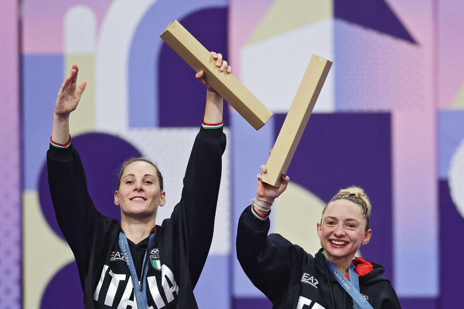 Chiara Consonni (a destra) con Vittoria Guazzini sul podio di Parigi