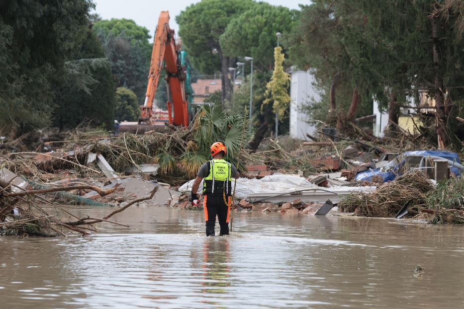 Traversara, frazione del Comune di Bagnacavallo, in provincia di Ravenna, è stata devastata dopo la rottura dell'argine del fiume Lamone